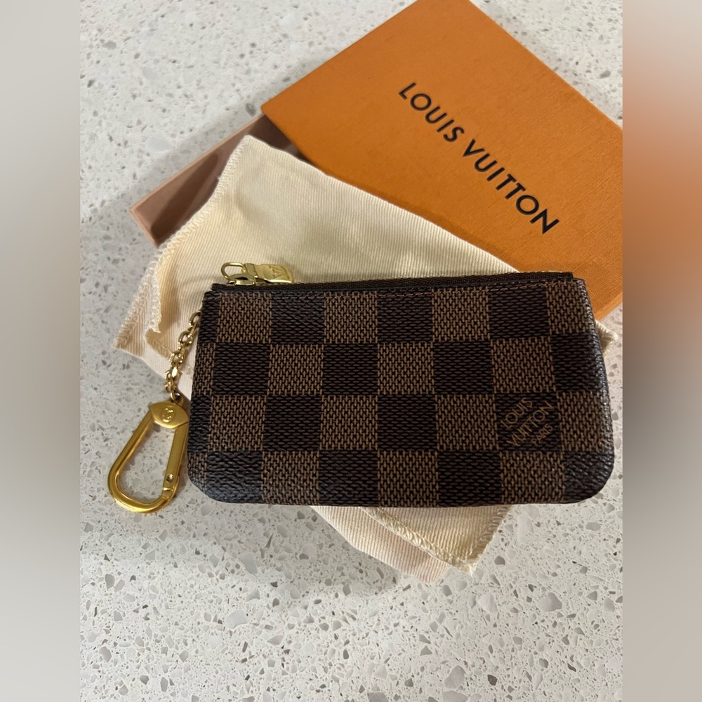 Louis Vuitton
Damier Ebene Key Pouch